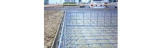 【【ベタ基礎】】床面と立ち上がり部分が一体となる強固なベタ基礎工法。
幅は150ミリ、高さは400ミリ。鉄筋はあらかじめ工場でつくることで現場加工による精度のバラツキもなくしています。