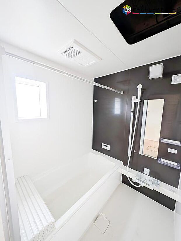 【浴室】ゆったり寛げる1坪タイプのシステムバス。親子で一緒に入ってもゆとりを感じられる広さです。毎日のバスタイムが楽しみになりそうですね♪