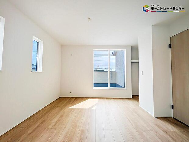 【リビング以外の居室】窓の多い室内は、晴れた日の日中は電気をつけなくても明るい印象です。優しい色のフローリングは壁紙ともマッチし、お部屋を更に広く見せてくれる効果も。まずは実際に現地でお確かめ下さい。