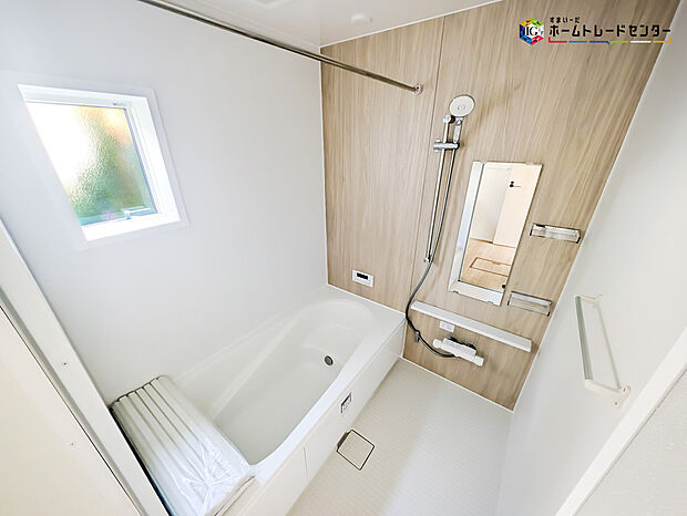 【浴室】毎日の疲れを癒す浴室は1坪タイプで、床は乾きやすく、滑りにくい速乾床を採用しておりお子様とのお風呂タイムも安心してゆったりとくつろげます。