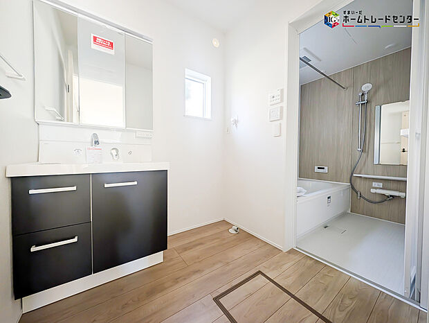 【洗面】白を基調とした爽やかなサニタリースペース。清潔感のある快適空間です。毎日の身支度も気持ち良くお使い頂けます!!高級感があり毎日の身だしなみも気分が上がりますね♪