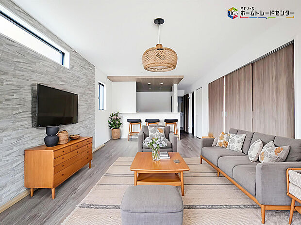 【リビング】インテリアプランが考えやすいワイドなリビング♪広々としたLDKに、自分好みのインテリアでレイアウト。季節ごとに模様替えなども、楽しみの一つとなりそうです
※こちらの写真は、家具をCGで合成したものです