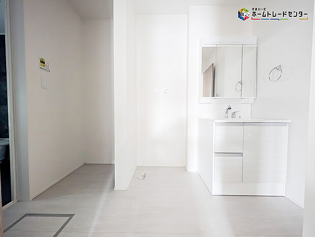 【洗面】白を基調とした爽やかなサニタリースペース。清潔感のある快適空間です。毎日の身支度も気持ち良くお使い頂けます！！高級感があり毎日の身だしなみも気分が上がりますね♪