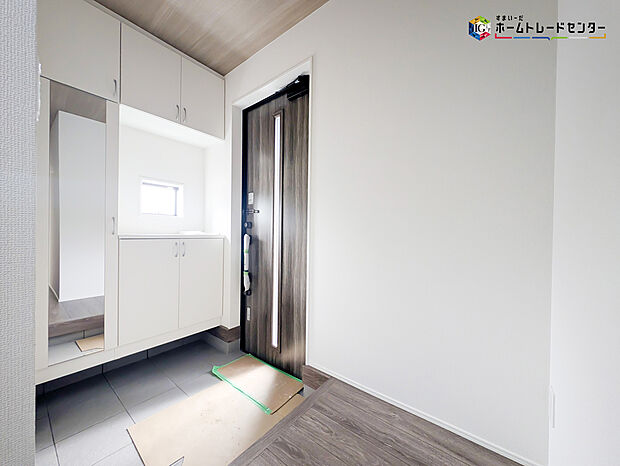 【玄関】明るく清潔感のある玄関でお客様を迎えるスペースをパッと明るい印象に！大容量の収納力で大家族の履物もすっきり収納できます♪ウッドテイストの玄関ドアがお洒落です。