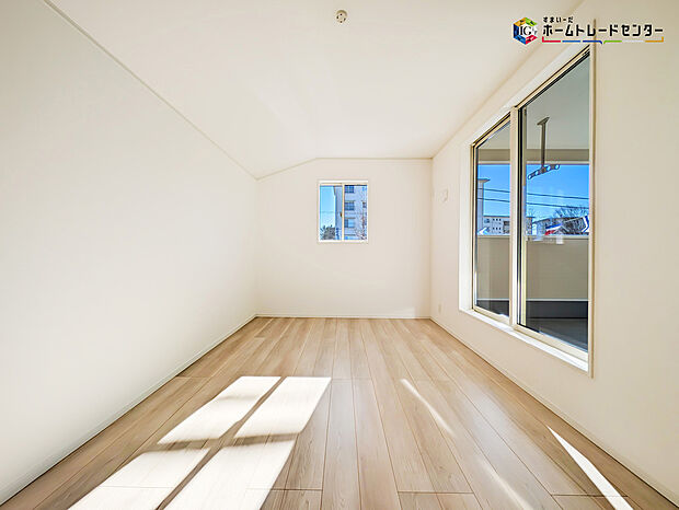 【リビング以外の居室】2面採光を確保した明るい室内は、風通しも良く居心地の良い空間となっております。爽やかな風を感じて起きる朝は、快適生活の始まりに！