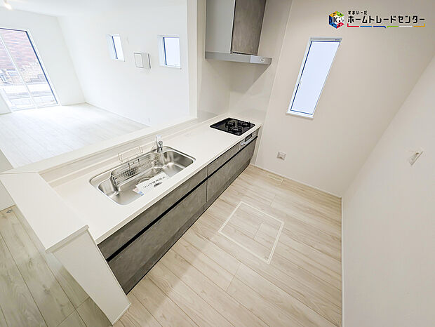 【キッチン】人気の対面式キッチン♪お食事の準備をしながらでもご家族とのコミュニケーションを楽しめます♪お子様のお手伝いも増えそうですね♪