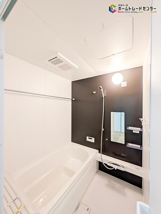 【浴室】ゆったり寛げる1坪タイプのシステムバス。
雨の日のお洗濯も安心の浴室乾燥機付き♪
毎日の疲れを洗い流せるような憩いの空間です!