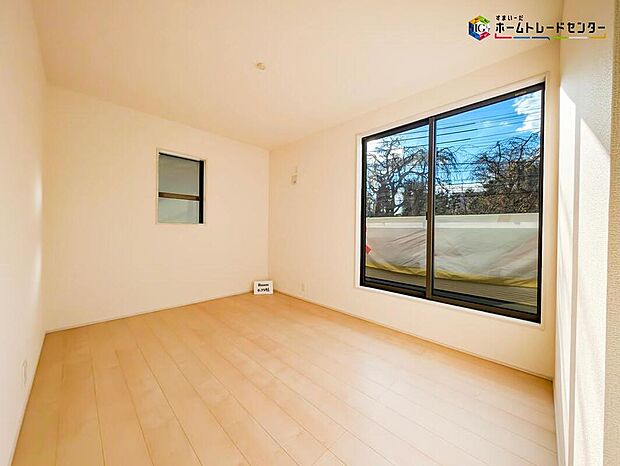 【リビング以外の居室】2面採光を確保した明るい室内は、風通しも良く、大変居心地の良い空間となっております。
爽やかな風を感じて起きる朝は、快適生活の始まりに！