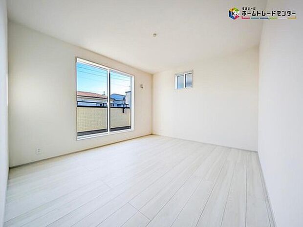 【リビング以外の居室】全居室に収納を完備しておりますので、いつでもお部屋をすっきりとお使い頂けそうです。自分好みのインテリアやレイアウトを考えるのも楽しみですね。