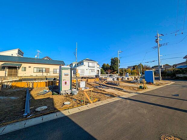 【現地外観写真】嬉しい仕様設備♪
水廻り集中設計、全洋室、フリールーム、畳コーナー、リビングイン階段、WIC、パントリー、ワイドバルコニー、庭、駐車2台可能等！