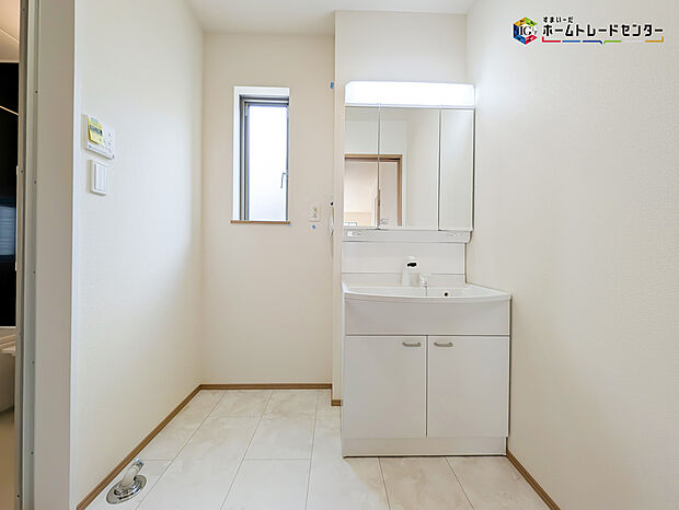 【洗面】白を基調とした爽やかなサニタリースペース。清潔感のある快適空間です。毎日の身支度も気持ち良くお使い頂けます！！高級感があり毎日の身だしなみも気分が上がりますね♪