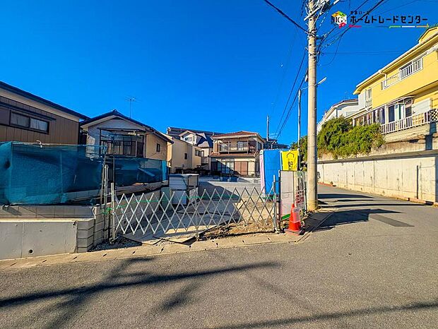 【前面道路含む現地写真】2026年2月完成予定！
平日・お仕事帰りなど、いつでもご案内致します！
お気軽にお問い合わせ下さい♪