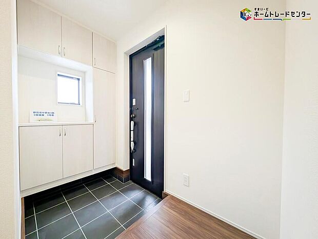 【玄関】ガラススリットの入った玄関ドアは室内に光を届けてくれる大事な存在です。ウッドテイストの玄関ドアがお洒落です!!