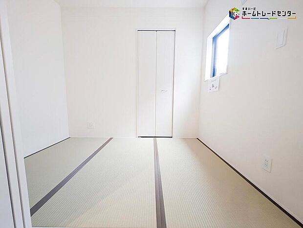 【和室】リビングに続き間の洋風和室があります!来客時にも重宝しますが、小さなお子様を寝かせるスペースにもなりますので、使い方はあなた次第です。