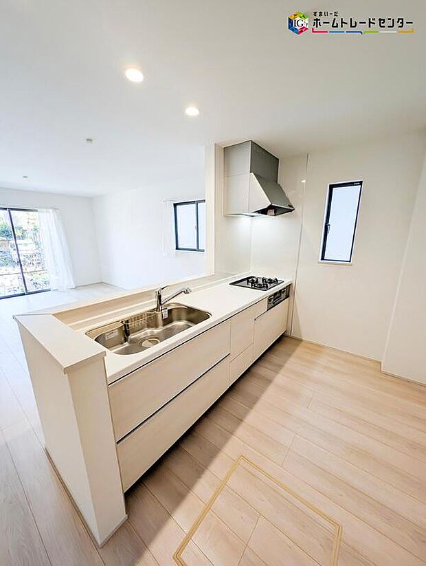 【キッチン】カウンターキッチンになっており、リビングダイニングを見渡せるようになっております♪
お食事の準備をしながらでもご家族とのコミュニケーションを楽しめますね。