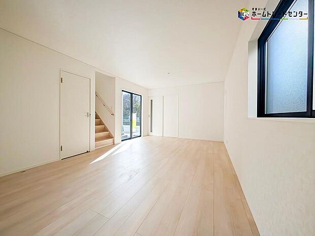 【リビング】陽光差し込む明るいリビング♪広々とした開放感あふれるLDKはゆったり寛げる充分な広さがございますので、ご家族でインテリアのレイアウトを考えるのも楽しみになりそうです。