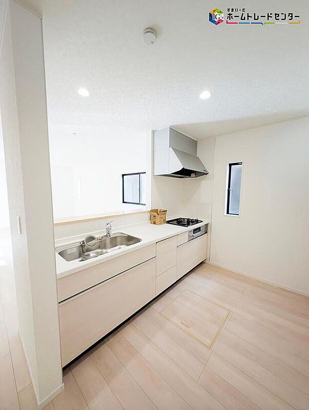 【キッチン】対面式キッチンは、家族のコミュニケーションを育み、子育て家族にも好適なプラン！リビングで寛ぐご家族をいつも感じられます♪会話を楽しみながら家事ができますね