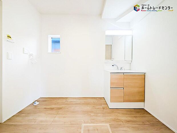 【洗面台・洗面所】白を基調とした爽やかなサニタリースペース。清潔感のある快適空間です。毎日の身支度も気持ち良くお使い頂けます！！高級感があり毎日の身だしなみも気分が上がりますね♪