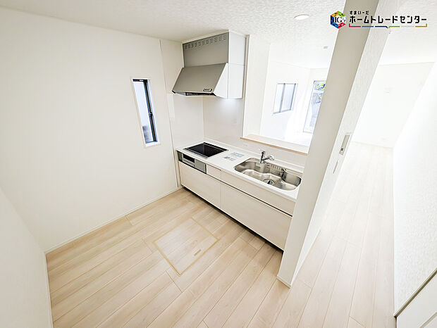 【キッチン】対面式キッチンは、家族のコミュニケーションを育み、子育て家族にも好適なプラン！リビングで寛ぐご家族をいつも感じられます♪会話を楽しみながら家事ができ、小さいお子様がいても安心です！