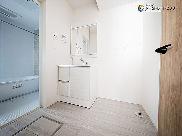 【洗面】白を基調とした爽やかなサニタリースペース。清潔感のある快適空間です。毎日の身支度も気持ち良くお使い頂けます!!高級感があり毎日の身だしなみも気分が上がりますね♪