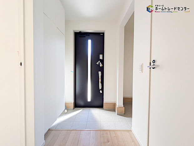 【玄関】明るく清潔感のある玄関でお客様を迎えるスペースをパッと明るい印象に!大容量の収納力で大家族の履物もすっきり収納できます♪ウッドテイストの玄関ドアがお洒落です。