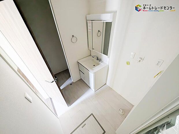 【洗面台・洗面所】女性にはうれしい３面鏡化粧台。鏡の裏が収納になっている機能的なタイプです。他にも収納がございますので、ちょっとした生活用品等の収納もできます！