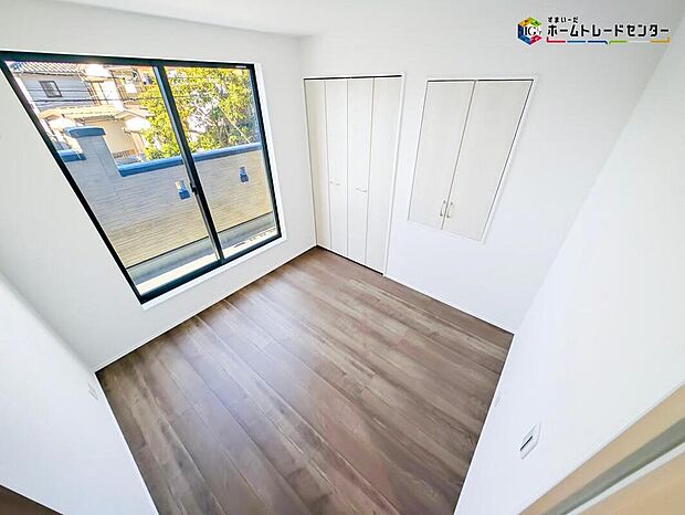 【リビング以外の居室】窓の多い室内は、晴れた日の日中は電気をつけなくても明るい印象です。優しい色のフローリングは壁紙ともマッチし、お部屋を更に広く見せてくれる効果も。まずは実際に現地でお確かめ下さい！