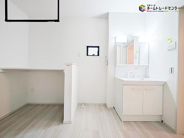 【洗面台・洗面所】散らかりがちな洗面台も三面鏡の後ろの収納でスッキリ♪
三面鏡の後ろ以外にも収納がございますので、ちょっとした生活用品等の収納もできます！