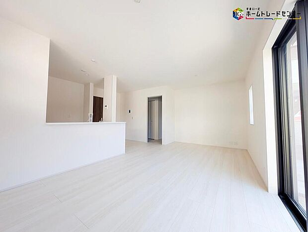 【リビング】明るい日差しがさすリビングは、家族の憩い空間。
窓から差し込む陽光は、時間の経過とともに位置を変え、部屋に変化と温もりをもたらしてくれます♪