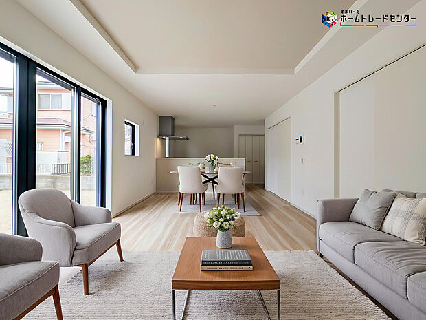 【リビング】インテリアプランが考えやすいワイドなリビング♪広々としたLDKに、自分好みのインテリアでレイアウト。季節ごとに模様替えなども、楽しみの一つとなりそうです
※こちらの写真は、家具をCGで合成したものです