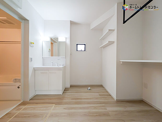 【洗面】白を基調とした爽やかなサニタリースペース。清潔感のある快適空間です。毎日の身支度も気持ち良くお使い頂けます!!高級感があり毎日の身だしなみも気分が上がりますね♪