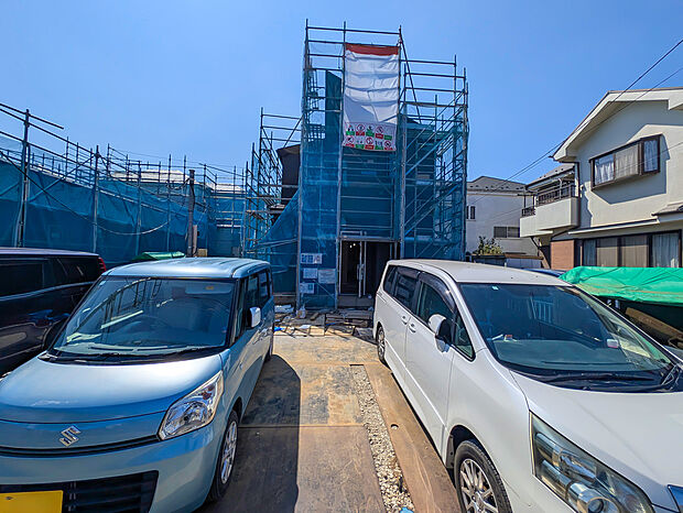 【現地外観写真】嬉しい仕様がたくさん！
平屋、全洋室、浴室乾燥機、水廻り集中設計、サービスルーム、WIC、SIC、インナーバルコニー、庭、駐車2台可能（車種による）等♪