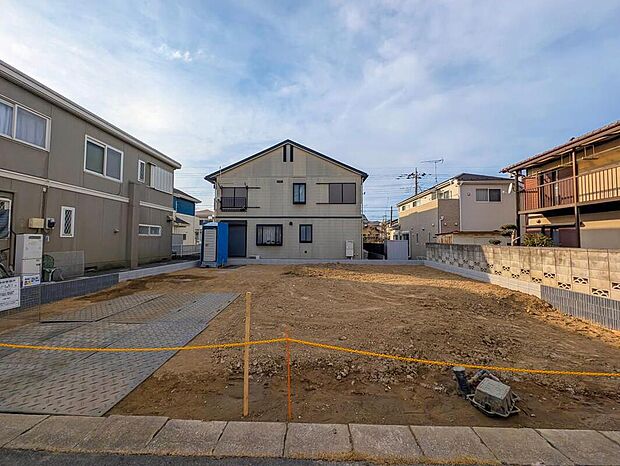 【現地外観写真】嬉しい仕様設備♪
全居室南向き、水廻り集中設計、全洋室、ファミリークローゼット、WIC、パントリー、ホール物入、ワイドバルコニー、駐車2台可能等!