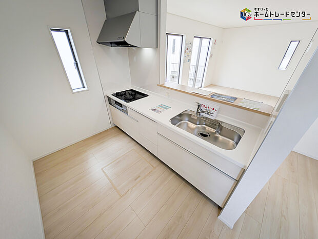 【キッチン】対面式キッチンは、家族のコミュニケーションを育み、子育て家族にも好適なプラン！リビングで寛ぐご家族をいつも感じられます♪会話を楽しみながら家事ができ、小さいお子様がいても安心です！