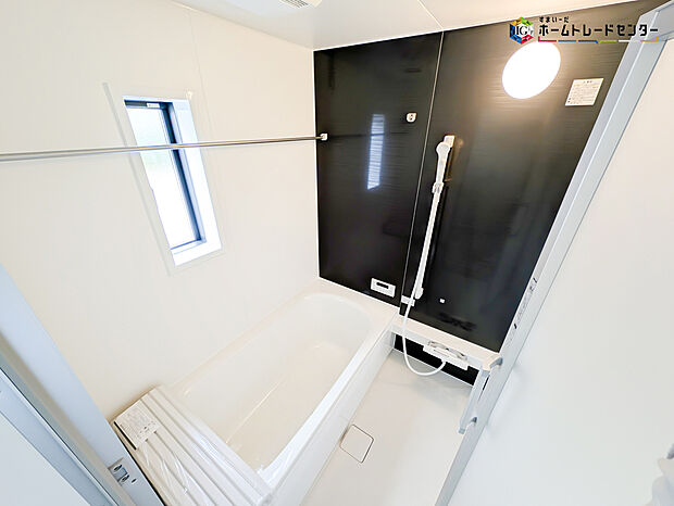 【浴室】毎日の疲れを癒す浴室は１坪タイプで、床は乾きやすく、滑りにくい速乾床を採用しておりお子様とのお風呂タイムも安心してゆったりとくつろげます。