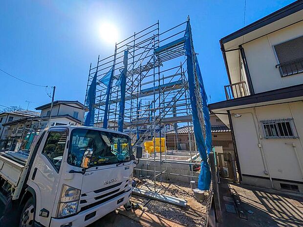 【現地外観写真】嬉しい仕様がたくさん!
浴室乾燥機、水廻り集中設計、全洋室、テレワークルーム、リビングイン階段、リビング収納、防犯カメラ、カースペース1台分等!