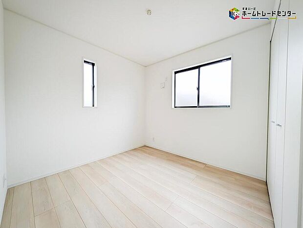 【リビング以外の居室】明るめのフローリングですので、壁紙ともマッチし、お部屋を更に広く見せてくれる効果も。風通しも良く、大変居心地の良い空間となっております。