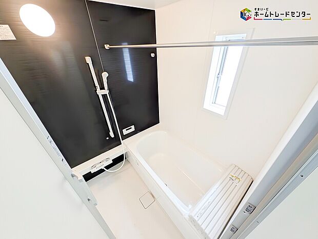 【浴室】毎日の疲れを癒す浴室は１坪タイプで、床は乾きやすく、滑りにくい速乾床を採用しておりお子様とのお風呂タイムも安心してゆったりとくつろげます。