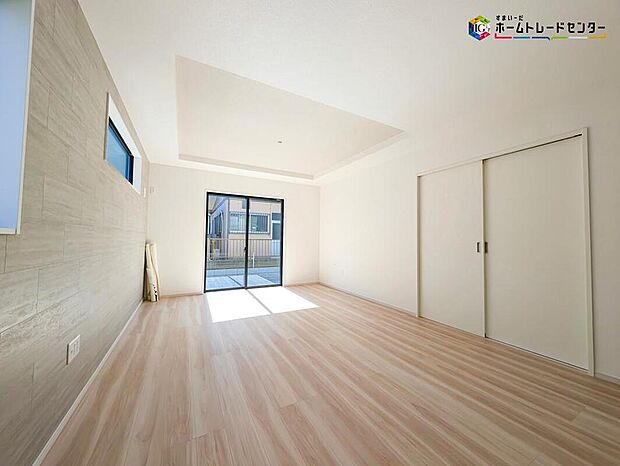 【リビング】陽光差し込む明るいリビング♪広々とした開放感あふれるLDKはゆったり寛げる充分な広さがございますので、ご家族でインテリアのレイアウトを考えるのも楽しみになりそうです。大きめのソファも置けますね♪