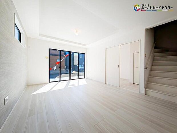 【リビング】陽光差し込む明るいリビング♪広々とした開放感あふれるLDKはゆったり寛げる充分な広さがございますので、ご家族でインテリアのレイアウトを考えるのも楽しみになりそうです。大きめのソファも置けますね♪