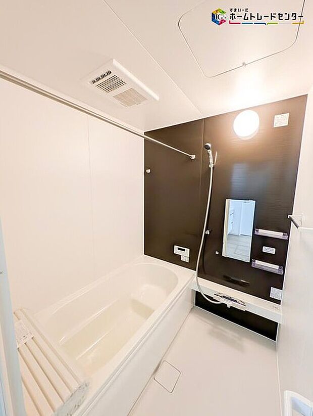 【浴室】ゆったり寛げる1坪タイプのシステムバス。
雨の日のお洗濯も安心の浴室乾燥機付き♪
毎日の疲れを洗い流せるような憩いの空間です!