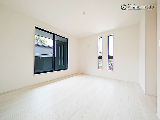 【リビング以外の居室】2面採光を確保した明るい室内は、風通しも良く居心地の良い空間となっております。爽やかな風を感じて起きる朝は、快適生活の始まりに!