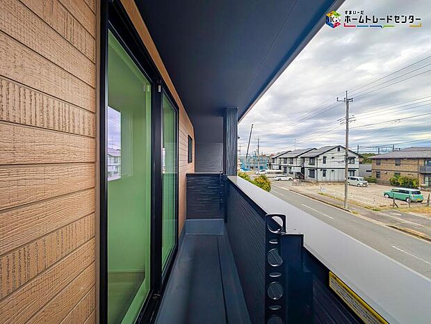 【バルコニー】広々としたバルコニーは、太陽の光がたくさん♪ご家族のお洗濯物やお布団もたっぷり干せる頼もしい存在です♪たくさんの洗濯物や全員の布団を一気に干せますね♪