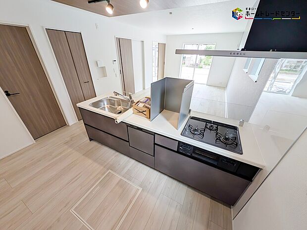 【キッチン】対面式キッチンは、家族のコミュニケーションを育み、子育て家族にも好適なプラン!リビングで寛ぐご家族をいつも感じられます♪会話を楽しみながら家事ができ、小さいお子様がいても安心です!