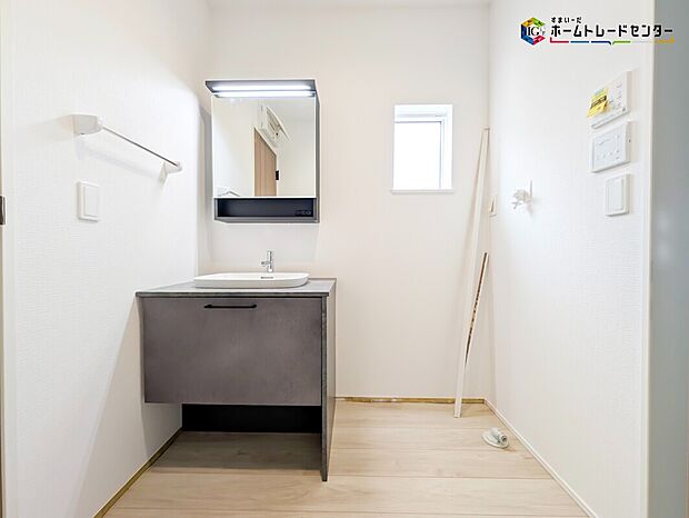 【洗面】白を基調とした爽やかなサニタリースペース。清潔感のある快適空間です。毎日の身支度も気持ち良くお使い頂けます!!高級感があり毎日の身だしなみも気分が上がりますね♪