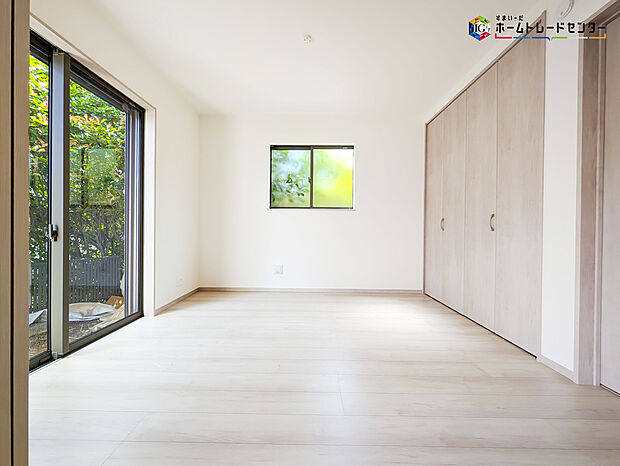 【リビング以外の居室】2面採光を確保した明るい室内は、風通しも良く居心地の良い空間となっております。爽やかな風を感じて起きる朝は、快適生活の始まりに!