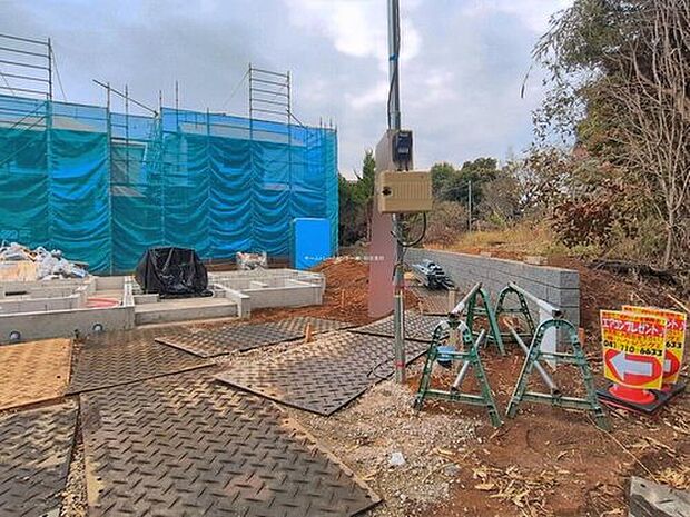 【現地外観写真】嬉しい仕様がたくさん!
全洋室、水廻り集中設計、フリーコーナー、WIC、パントリー、ホール物入、ワイドバルコニー、駐車2台可能等!