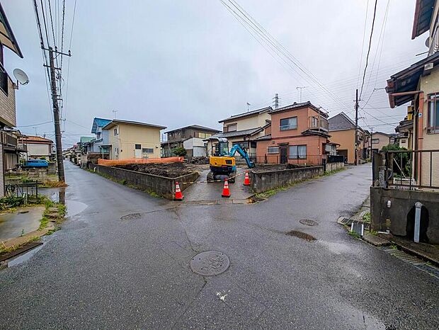 【前面道路含む現地写真】嬉しい仕様・設備がたくさん！
角地、浴室乾燥機、水廻り集中設計、和室、WIC、SC、洋室カウンター、床下収納、南面バルコニー、南庭、駐車2台可能等！