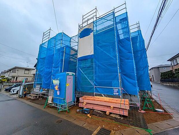 【現地外観写真】嬉しい仕様がたくさん！
浴室乾燥機、全洋室、リビングイン階段、ファミリークロゼット、WIC、LDK可動棚、2階ホール物入、ワイドバルコニー、カースペース1台分等！