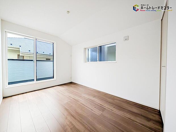 【リビング以外の居室】2面採光を確保した明るい室内は、風通しも良く居心地の良い空間となっております。爽やかな風を感じて起きる朝は、快適生活の始まりに！